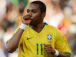 E aos 19 minutos, o segundo gol do Brasil. Kak fez um lanamento para Ramires. O volante do Cruzeiro fez passe preciso para o Robinho, na cara do gol, marcar: 2 a 0.