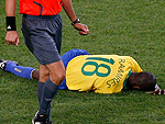 Aos 10 minutos, Ramires (no cho) sofreu uma dura falta de Sacha Kljestan, dos EUA. O rbitro expulsou o americano e o Brasil ficou com a vantagem em campo, de um homem a mais.