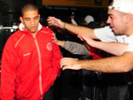 Taison demonstrou abatimento no desembarque