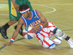 Jogador do Harlem Globetrotters e  marcado por um dos atletas do Washington Generals, os eternos adversrios, que fazem parte do elenco e viajam com o grupo