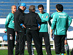 O tcnico Paulo Autuori conversa com os jogadores depois do treino. O time titular deve ter: Marcelo Grohe; Ruy, Lo, Rver e Fbio Santos; Tulio, Adilson, Jolson e  Tcheco; Herrera e Jonas.