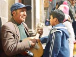 Os artistas itinerantes transformam as ruas de Cuzco, no Peru, em palco para a diverso de turistas e crianas.