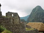 Machu Picchu, a Montanha Velha, para os incas,  uma cidade pr-colombiana localizada no topo de uma montanha, a 2.400 metros de altitude, no vale do rio Urubamba. Dentro dos limites da Amaznia peruada, a regio apresenta um clima mido e vegetao verde, diferente da paisagem encontrada em Cuzco e Moray.