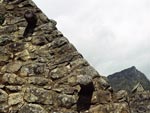 Machu Picchu foi construda no sculo 15, e s apresentada aos ocidentais em 1911, quando o norte-americano Hiram Bingham chegou  cidade orientado pela populao que vive no p da montanha, no vilarejo de Aguas Calientes. 