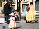 A Bolvia se declarou independente em 6 de agosto de 1825, com o nome de Repblica de Bolvar, que, posteriormente, foi alterado para Repblica da Bolivia. No feriado nacional de independncia, os bolivianos aproveitam a data para visitar a Praa do Governo, em La Paz.