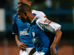 Luis Ricardo parte com a bola dominada para cima da defesa tricolor