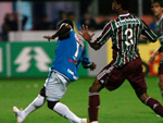 Muriqui recebe na frente e finaliza para o gol