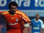 Ricardo Berna e Diogo se esforam para recuperar a bola