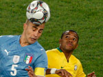 Robinho tenta ganhar o cabeceio de Fbio Cannavaro