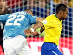 Fabio Canavarro (e) e Andrea Dossena (c) tentam conter o avano de Robinho