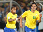 Kak e Robinho durante lance do primeiro tempo da partida