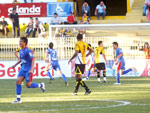 Charles comemora o primeiro gol anotado para o Marclio Dias na vitria por 4 a 1 no Heriberto Hlse