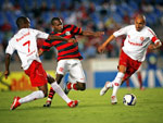 Flamengo 4x0 Inter – Com time misto, o Inter foi ao Maracan enfrentar o Flamengo. O jogo marcou a estreia de Bolaos (de costas na foto) que entrou no lugar de Taison