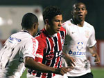 Corinthians 3x1 So Paulo – Marlos, meia do So Paulo, tenta passar pela forte marcao dos corinthianos