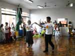 Curso de mestre-sala e porta-bandeira promovido pelo projeto &quot;Samba no P e na Alma&quot;.