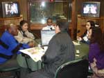 Aps o curso, mestre Manuel Dionsio, Viviane, Raphael, a assessora Carol e Ana Marilda estiveram no estdio da Rdio Gacha, com Cludio Brito.