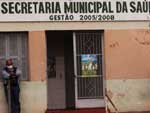 Funcionrio da Secretaria Municipal de Sade de So Gabriel na frente do prdio