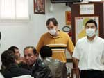 Pessoas usam mscara em um restaurante no centro de So Gabriel