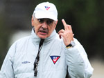 O tcnico Jorge Fossati treinou jogadas de bola parada no ataque
