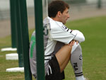 Pedrinho espera o comeo do treino sozinho