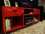 O rack, feito em MDF, so laqueados em vermelho e adornados com adesivos pretos