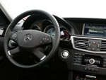 O volante multifuncional traz comandos dos sistemas de udio e vdeo com entradas USB, MP3 e IPod, navegao por GPS, telefone e computador de bordo tambm atendem comando de voz