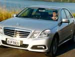 Nas opes E 350 e E 500, o automvel alemo traz avanada tecnologia que aumenta o conforto, reduz os riscos de acidentes e auxiliam o condutor