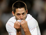 Clint Dempsey aproveitou a falha so zagueiro espanhol e garantiu a vitria americana