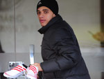Taison chega para o trabalho com chuteiras novas
