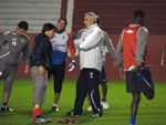 Jorge Fossati orienta jogadores no reconhecimento do gramado do Beira-Rio