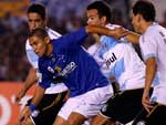 Wellington Paulista, autor do primeiro gol do Cruzeiro, escapa da marcao dos jogadores do Grmio