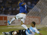 Willian Thiego tira a bola perigosa de Wellington Paulista