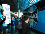 O nibus gremistas deixa o aeroporto a caminho do Estdio Olmpico