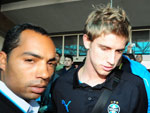 Adilson se dirige ao nibus aps o desembarque
