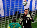 Aaron Mokoena quase abriu o placar de cabea para a frica do Sul