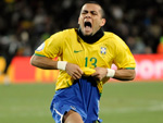 Daniel Alves, que substituiu Andr Santos, marcou o gol da vitria do Brasil aos 42 minutos do segundo tempo em uma cobrana de falta