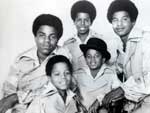Michael Jackson comeou sua carreira no grupo musical Jackson Five, cantando com seus irmos