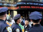 Dezenas de pessoas observam a notcia da morte do cantor americano Michael Jackson em uma tela em Times Square em Nova York 