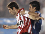 Forte disputa de bola entre Mauro Boselli, do Estudiantes, e Nicol�s Lodeiro