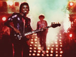 Em 1984, Michael Jackson sofreu queimaduras durante a gravao de um comercial de refrigerante. Na foto, ao fundo, Michael durante o acidente