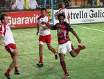 Emerson chuta na goleada do Flamengo por 7 a 0 no Inter