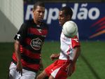 Djalminha, eleito o melhor jogador do mundo no showbol, tentando drible