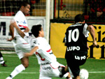 Edmundo, camisa 10 do Vasco,  travado na hora do chute