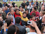 Multido se aglomera para tirar foto com Zico
