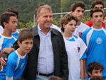 Zico posa para foto com crianas que jogam na escolinha do CFZ Imbituba