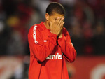 Taison deixa o campo arrasado