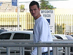 Na manh fria em Porto Alegre, o Grmio fez o ltimo treino no Olmpico para enfrentar o Sport, no Brasileiro. Na foto, o zagueiro Rver chega no estdio.