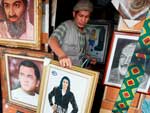 A comoo tomou conta de todo o globo. Na Indonsia, artista exibe retrato em homenagem do cantor