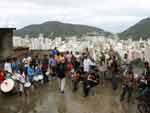 No morro Dona Marta, no Rio de Janeiro, fs se reuniram para lembrar a visita do astro em 1996, quando Michael gravou um clipe no local