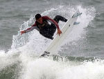 O brasileiro Heitor Alves decolando nas ondas da Vila
